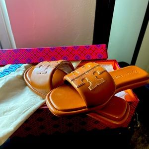 Tory Burch Doublet gold/Miele Sandal new with box and cosie.